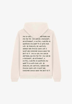 Krém színű kapucnis pulóver, amelynek hátulján nagy, kézzel írt fekete szöveg design található, motiváló mondatokkal és merész kijelentésekkel.