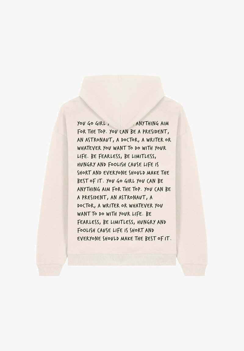 Krēms krāsa kapučinātājs ar lielu, ar roku rakstītu melna teksta dizainu uz muguras, ietverot motivējošus teikumus un drosmīgas frāzes.