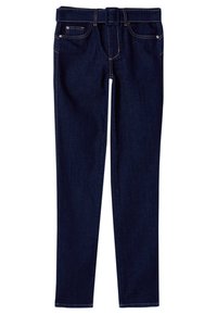 Jean en denim bleu foncé à texture lisse, doté d'une ceinture avec boucle, de cinq poches et de détails de couture contrastants orange.