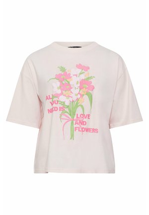 T-shirt rose clair à manches courtes avec un bouquet de fleurs roses et blanches attaché par un ruban et le texte "Tout ce dont vous avez besoin, c'est d'amour et de fleurs."