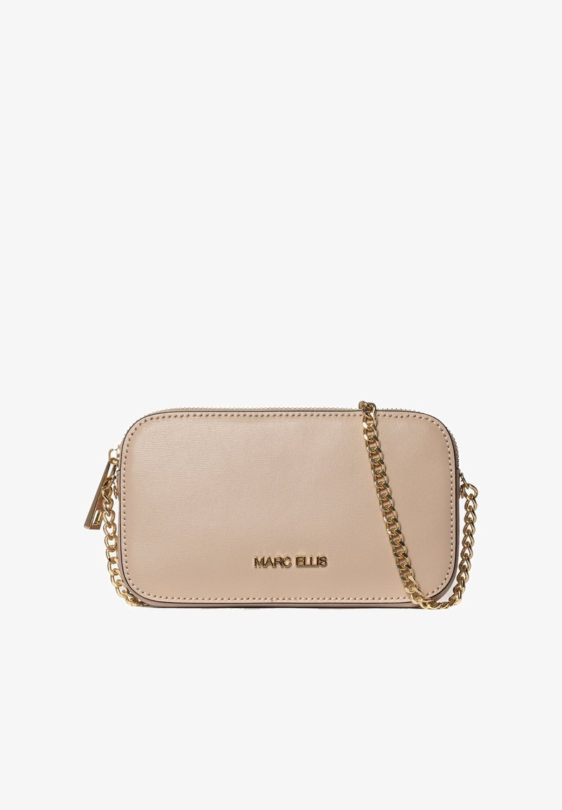 Borsa a mano in pelle beige con tracolla in catena dorata, forma rettangolare, logo impresso e chiusura a zip lungo la cucitura superiore. Texture liscia.