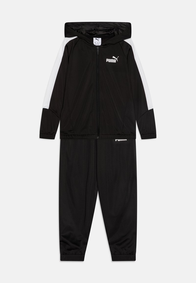 Svart träningsdräkt med en zip-up jacka med huva och vita axelränder, matchande byxor med elastiska muddar, tillverkad av slät tyg.
