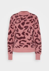 Pull rose duveteux avec un motif léopard bordeaux foncé, manches longues et un col rond.