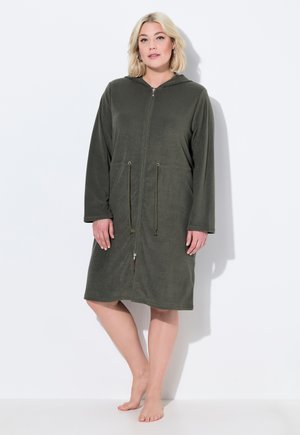 Robe de bain vert à capuche avec fermeture éclair à l'avant, deux liens de taille avec cordon, manches longues et tissu doux et texturé.