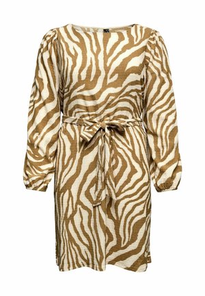 Robe à imprimé zèbre marron et crème en tissu texturé, avec des manches longues bouffantes et une ceinture en tissu à la taille.