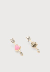 Σκουλαρίκια σε χρυσό τόνο με σχήμα βελών που διαπερνούν καρδιές, το ένα με ροζ σμάλτο, το άλλο διακοσμημένο με μικρά κρύσταλλα.