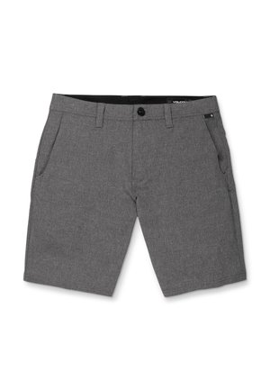 Shorts gris pour hommes, ajustés, avec bouton frontal, passants pour ceinture et poches latérales, présentés sur un fond blanc.