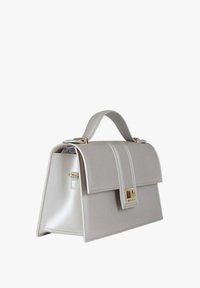 Borsa a mano in pelle grigia dal design strutturato; presenta un manico superiore, dettagli in metallo dorato e cuciture bianche a contrasto. La chiusura è a patta frontale.