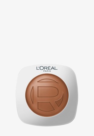 Poudre compacte L'Oréal Paris avec motif embossé "R" en teinte marron moyen dans un boîtier carré blanc aux bords arrondis.