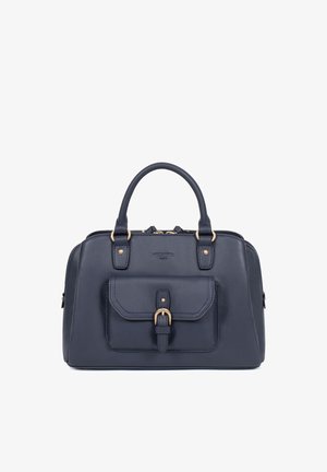 Donkerblauwe leren handtas met dubbele handvatten, een voorvak met gesp en hardware in goudkleur, afgebeeld tegen een witte achtergrond.