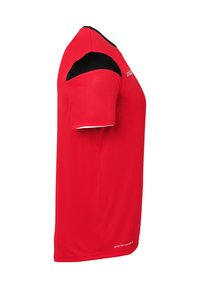 Rotes Sportshirt mit kurzen Ärmeln, schwarzen Akzenten an den Schultern und einem klassischen Rundhalsausschnitt mit weißem Einsatz am Saum.