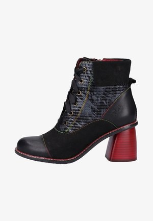 Botín negro con diseño estampado, cierre frontal con cordones, tacón de bloque rojo y detalles de costuras en contraste.