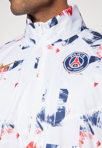 Nike Performance PARIS ST GERMAIN NIKE ANORAK JACKET GX - Klub merchandise - white/metallic gold