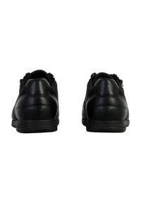 Sneakers in pelle nera con finitura texturizzata, punta tondeggiante, collo imbottito e dettagli di accento minimi. Suola in gomma piatta per una buona aderenza.