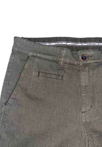 Pantalones grises tejidos con superficie texturizada, bolsillo frontal plano y cierre de botón con un detalle azul. Etiqueta de la marca visible en el interior.