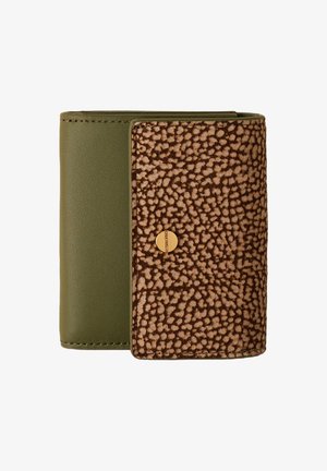 Portafoglio verde oliva con una patta frontale caratterizzata da una stampa animale marrone testurizzata e una piccola chiusura a bottone rotondo dorato.