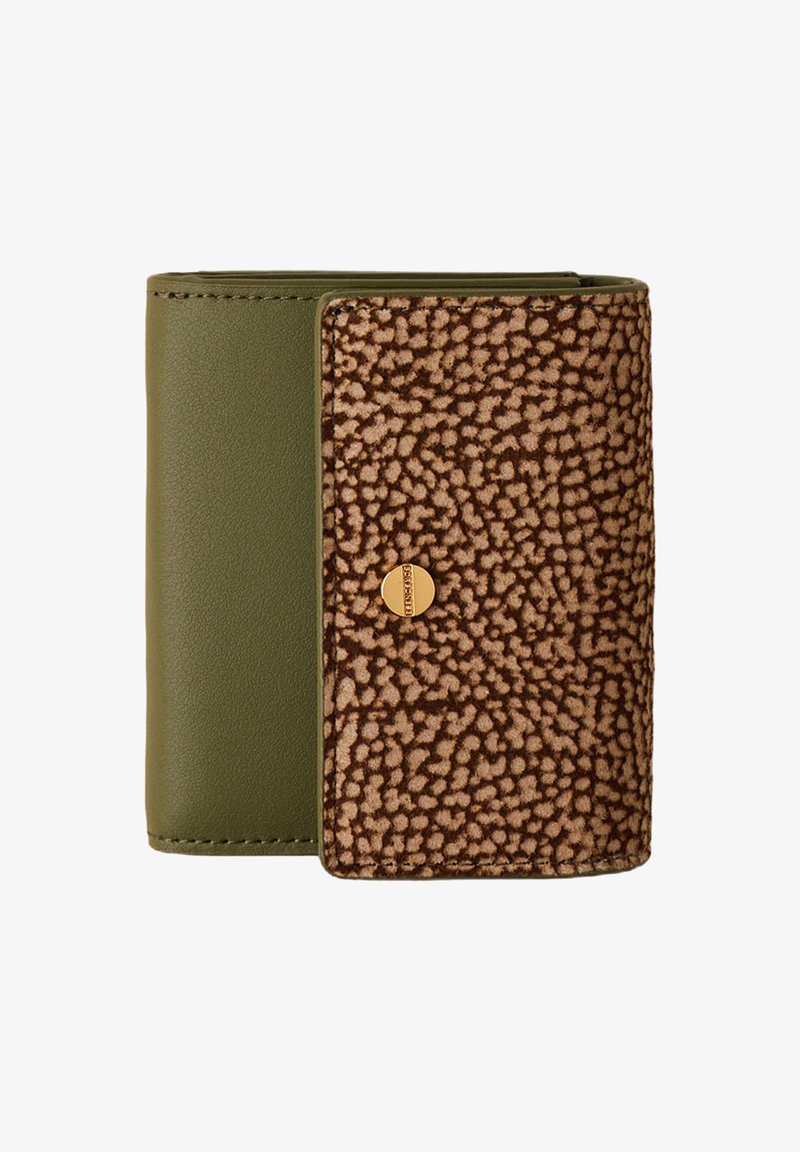 Olivgrünes Portemonnaie mit einem Vorderklappenverschluss, der ein braunes, strukturiertes Tierdruckmuster aufweist, und einem kleinen runden goldenen Knopfverschluss.