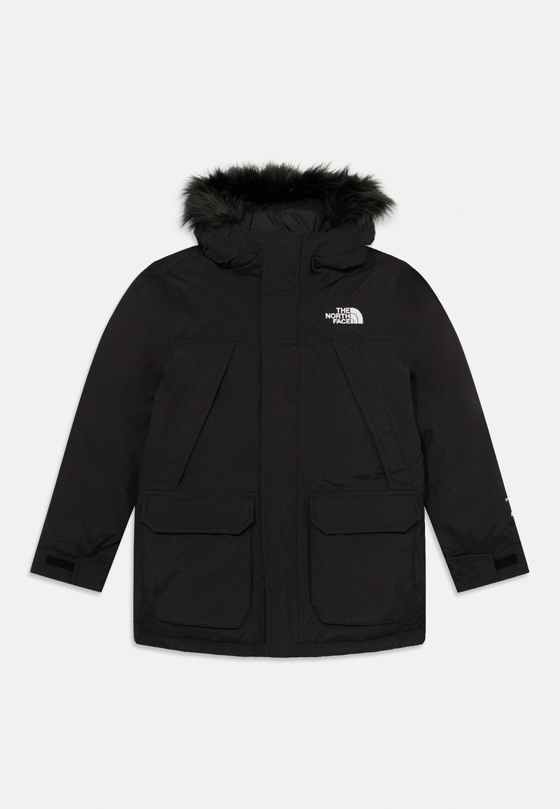 Parka noire isolante avec capuche en fausse fourrure, grandes poches avant et logo sur la poitrine. Elle dispose d'une fermeture éclair et de poignets réglables.