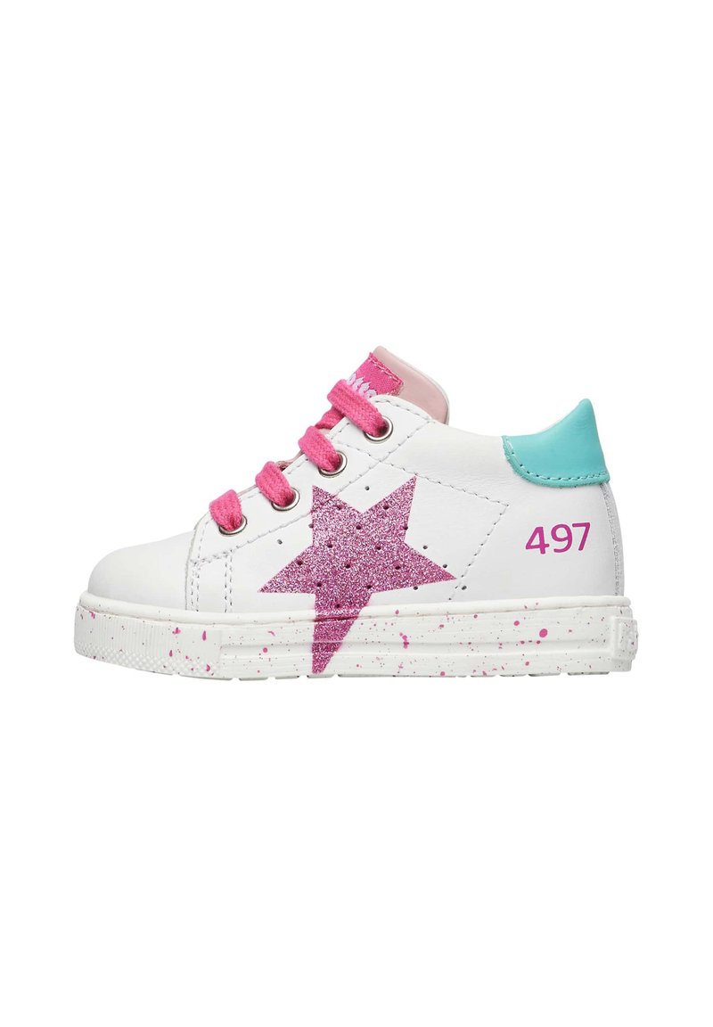 Sneaker bianco con un design a stella glitter rosa, lacci rosa e tallone blu chiaro. Presenta accenti maculati sulla suola. Numero modello 497.