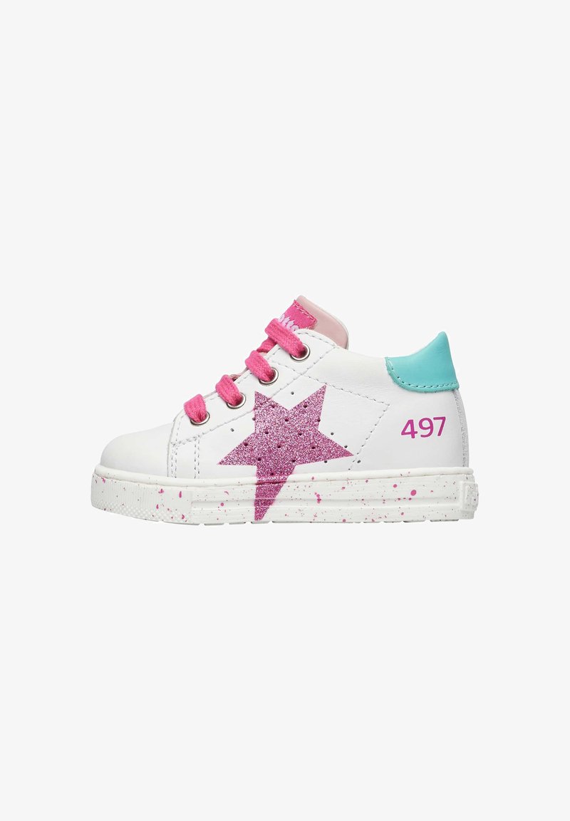 Sneaker bianco con un design a stella glitter rosa, lacci rosa e tallone blu chiaro. Presenta accenti maculati sulla suola. Numero modello 497.