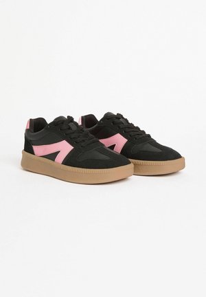 Čierne tenisky s ružovými akcentmi, s vrchom z semišu a syntetického materiálu, polstrovaným golierom a štruktúrovanou gumovou podrážkou.