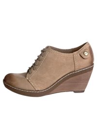 Bordowe buty na koturnie z jasnobrązowej skóry z zapięciem na sznurówki, okrągłym noskiem, białym przeszyciem i fakturowaną brązową podeszwą. Posiadają złoty guzik jako akcent.