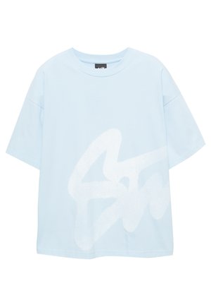 T-shirt in cotone azzurro chiaro con maniche corte e vestibilità ampia, con un grande motivo grafico astratto bianco sul davanti.