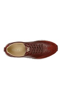 Baskets pour hommes en cuir et daim marron avec lacets, doublure intérieure beige, semelle blanche et logo de la marque sur la semelle intérieure et la langue.