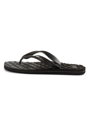 Schwarze Flip-Flops mit strukturiertem Gummisohlen, flexiblen Riemen und leichtem Fußgewölbe. Verfügt über ein ausgeprägtes Profilmuster auf der Sohle.