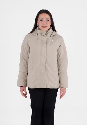 Giacca imbottita beige con cappuccio, cerniera frontale, tasche laterali e piccolo logo sul petto. Texture liscia e design imbottito.