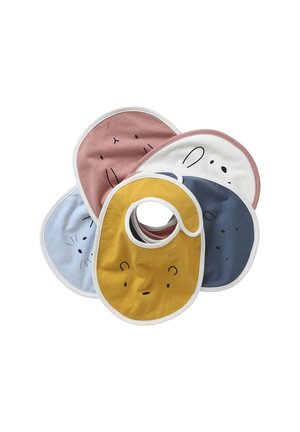Fünf bunte Baby-Lätzchen mit einfachen Tiergesichtern in Gelb, Blau, Pink, Weiß und Dunkelblau, fächerförmig auf weißem Hintergrund angeordnet.