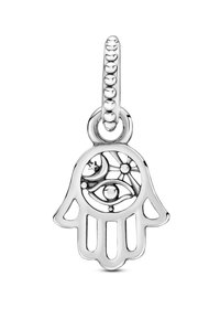 Strieborný prívesok hamsa s jemnými vyrezávanými vzormi oka a nebeských prvkov, so štruktúrovaným korálkovým úchytom na pripevnenie.