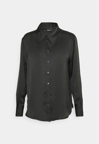 Černá saténová košile s dlouhými rukávy, špičatým límečkem a zapínáním na knoflíky. Obsahuje lesklé knoflíky a hladkou texturu.