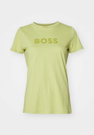 Camiseta de algodón verde claro con mangas cortas, escote redondo y la palabra "BOSS" impresa en un verde más oscuro, centrada en la parte frontal.