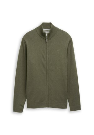 Pull zippé vert olive avec col montant côtelé, manches longues et logo brodé subtil sur le côté gauche de la poitrine.