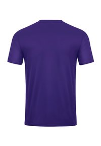 T-shirt violet à manches courtes avec un col rond et une texture lisse. Pas de motifs ni de graphiques présents ; couleur uniforme sur l'ensemble.