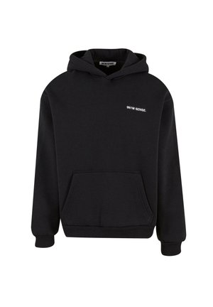 Sort sweatshirt med blødt stof, med en lomme foran, ribbede manchetter og kant, samt et lille hvidt logo på brystet.
