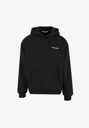 Schwarzer Pullover mit Kapuze aus weichem Material, mit einer vorderen Taschenöffnung, gerippten Bündchen und Saum sowie einem kleinen weißen Logo auf der Brust.