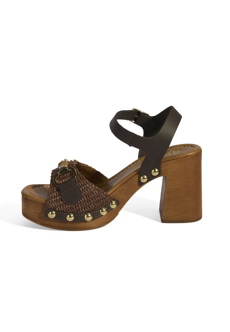 Braune geflochtene Plateau-Sandale mit einem klobigen Absatz, Lederakzenten, goldenen Nieten entlang der Sohle und einem geschnallten Knöchelriemen.