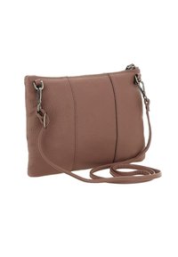 Borsa a tracolla in pelle marrone, caratterizzata da una texture liscia, forma rettangolare, due cuciture verticali e una tracolla rimovibile con hardware in metallo.