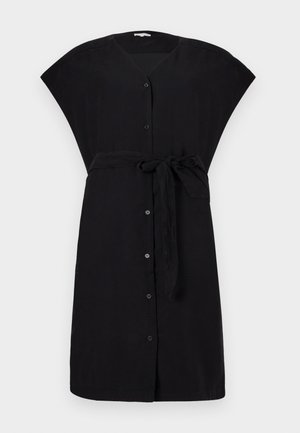 Rochie neagră până la genunchi cu mâneci scurte, închidere cu nasturi în față, decolteu în V și curea din material legată în talie.