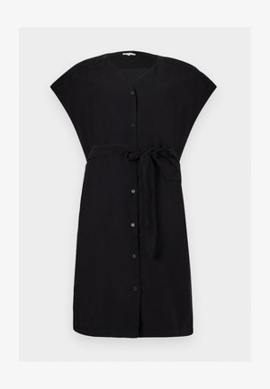 Mustast põlvekõrgusest kleidist, lühikeste varrukatega, eest nööbitav, V-kaelusega ja vöökohal sõlmitud kangavööga.