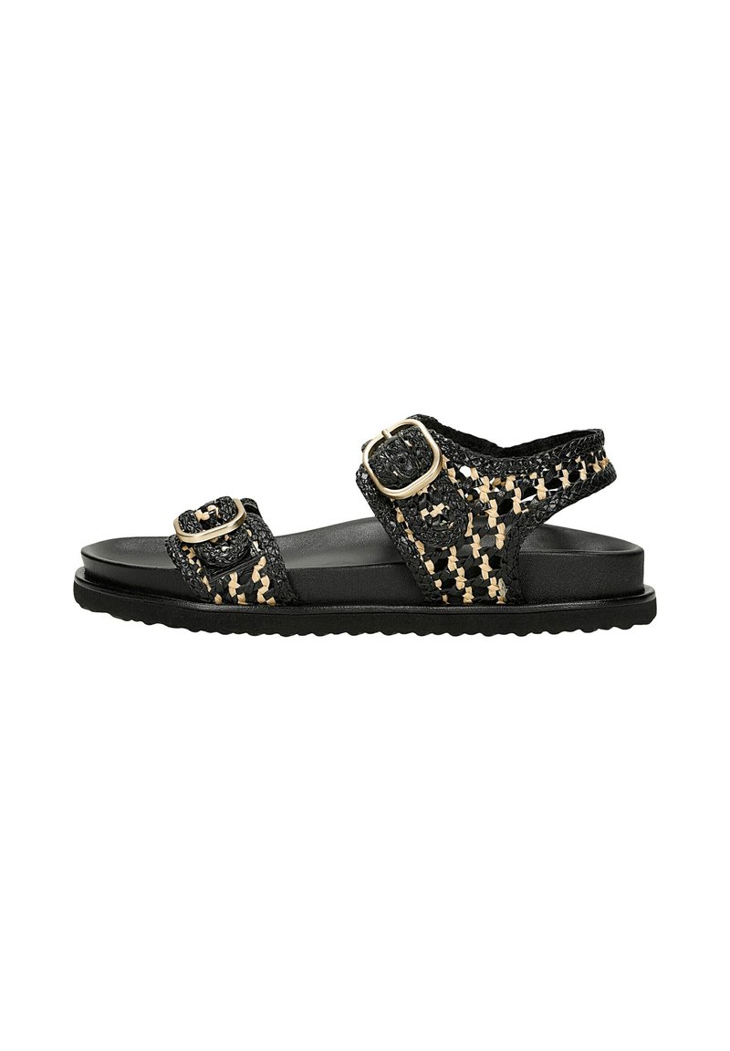 Schwarze geflochtene Sandalen mit beigen Akzenten, die über zwei geschnallte Riemen, eine konturierte schwarze Sohle und ein strukturiertes geflochtenes Obermaterial verfügen.