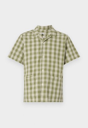 Camisa de manga curta em padrão xadrez verde e creme; apresenta um colarinho estilo camp, fecho com botões e dois bolsos frontais. Confeccionada em tecido leve.