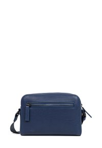 Borsa a tracolla blu in pelle con forma rettangolare, tasca frontale con zip e tracolla regolabile. Texture liscia con sottili dettagli in metallo.