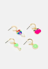 Brincos de argola em ouro com quatro pendentes: um coração arco-íris, uma maçã rosa, uma chave verde em forma de coração e um design de estrela verde.