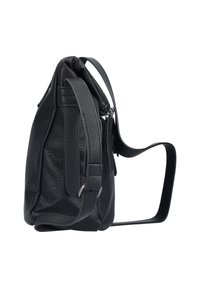 Borsa a tracolla in pelle nera con finitura testurizzata, tracolla regolabile e chiusura con cerniera. Presenta una tasca laterale e sottili accenti metallici.