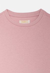 Ανοιχτό ροζ �βαμβακερό μπλουζάκι με στρογγυλή λαιμόκοψη και υφασμένη ετικέτα που φέρει το όνομα της μάρκας "FRIBOO" σε πορτοκαλί σχέδιο πανό.