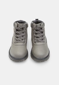 Pelēkie potītes zābaki ar teksturētu ādu, apaļiem purngaliem, auklu aizdari priekšā un sānu rāvējslēdzējiem. Rievojamais gumijas zole nodrošina saķeri.