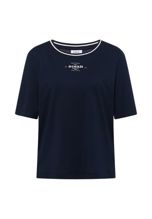 Camiseta azul marino de manga corta con cuello redondo con rayas blancas y texto blanco "ocean" centrado en el pecho.